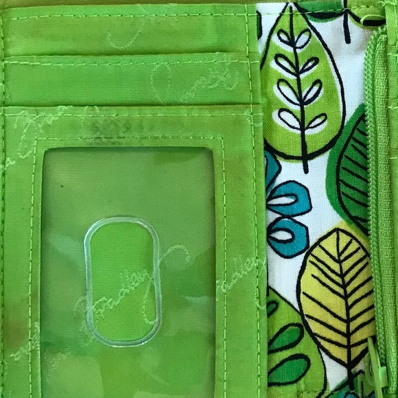 Vera Bradley 💓 green wallet. - Picture 6 of 6